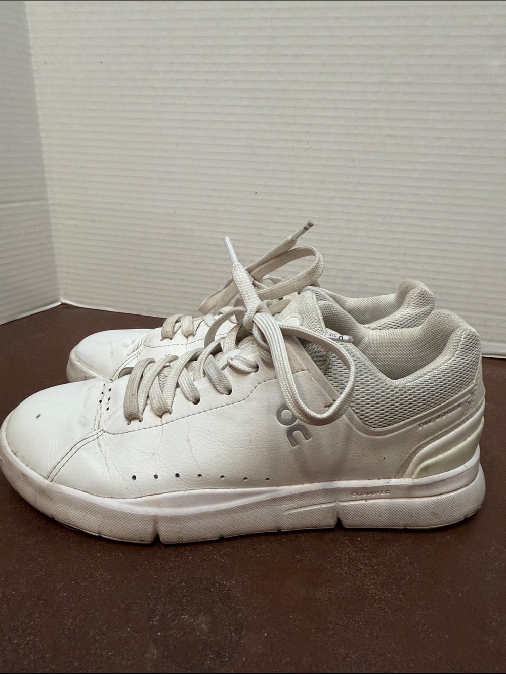 On Running On the Roger Advantage White Low-Top leather Sneakers